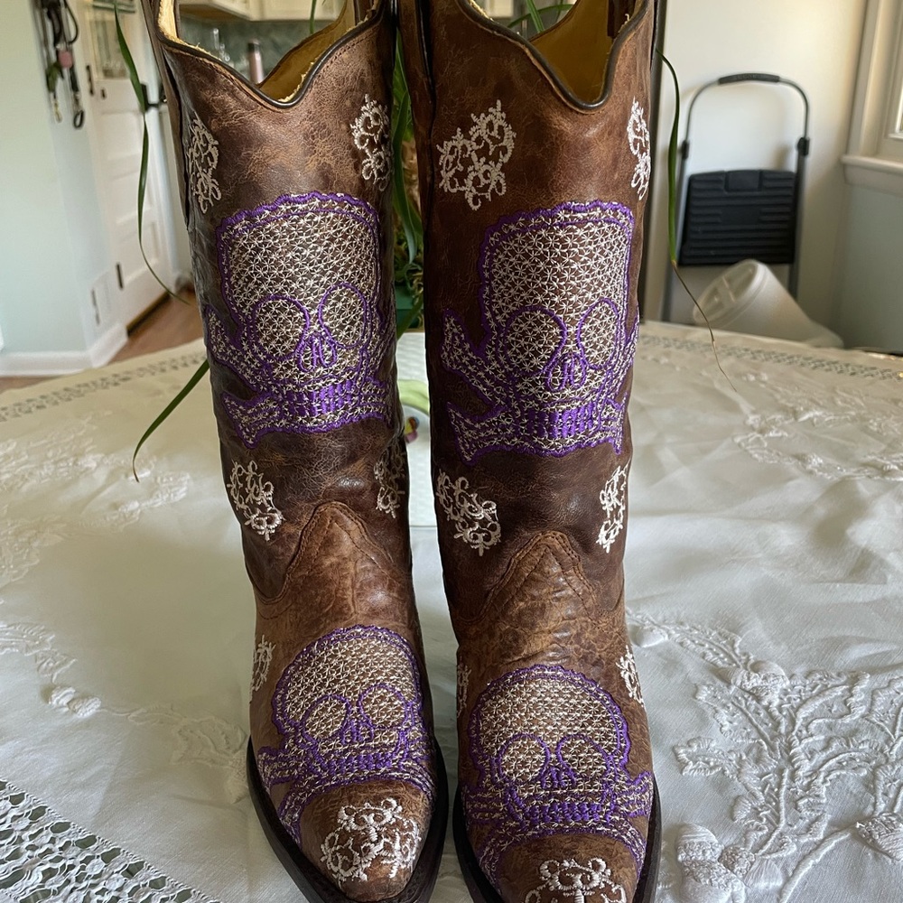 Corral boots with embroidered purple skulls